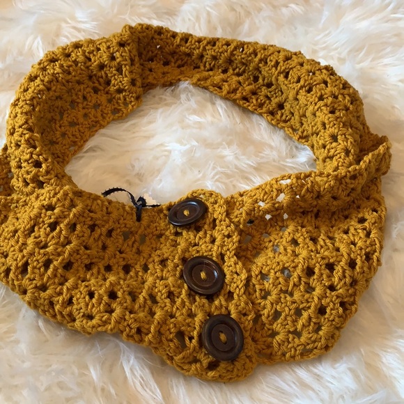Gold hand-crocheted infinity  scarf - Picture 3 of 4